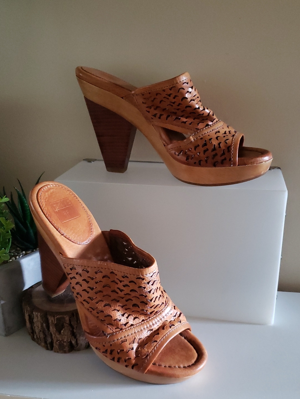FRYE Sage Cut Slide Tan Open Toe Leather Mules - 9.5 (EUC)